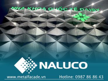 THI CÔNG BẢNG HIỆU TẤM KIM LOẠI ĐỤC LỖ